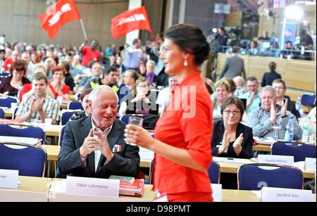 La parte sinistra vice presidentessa Sahra Wagenknecht passeggiate passato il suo partner Oskar Lafontaine al partito federale Convenzione di Dresda, in Germania, il 14 giugno 2013. La parte sinistra si sta preparando per la sua campagna elettorale per le prossime elezioni in Germania. Foto: JAN WOITAS Foto Stock