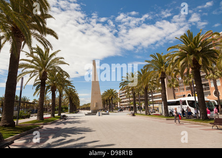 Il Passeig de Jaume I lungomare e Monuement a Salou Foto Stock