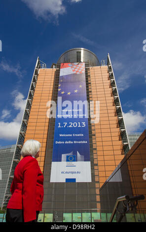 Il banner di benvenuto alla Commissione europea di Bruxelles prima della Croazia di entrare nella Ue il 1 Luglio 2013 Foto Stock