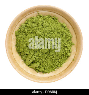 Moringa leaf in polvere in una piccola ciotola di ceramica, isolato su bianco, vista dall'alto Foto Stock