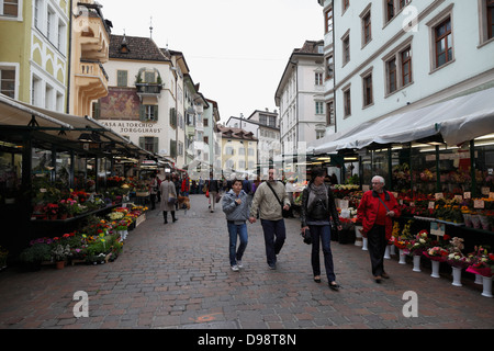 La strada del mercato di Bolzano, Italia Foto Stock