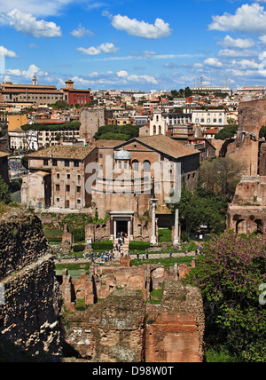 Foro romano, vista del Tempio di Romolo (la basilica dei Santi Cosma e Damiano) dal Colle Palatino, Roma, Italia Foto Stock