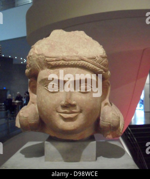 Testa del bodhisattva. Seconda metà del primo secolo o agli inizi del II secolo. Dinastia Kushan (1a-3rd A.D). di arenaria rossa e la scultura da Uttar Pradesh in India (Nord) Foto Stock