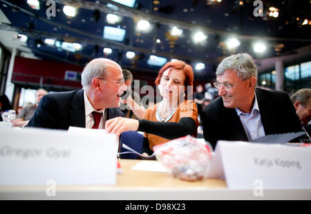 La parte sinistra di presidenti Katja Kipping (C) e Bernd Riexinger (L), parla con il gruppo parlamentare presidente Gregor Gysi (L) prima dell'inizio della festa federale Convenzione di Dresda, in Germania, il 14 giugno 2013. La parte sinistra si sta preparando per la sua campagna elettorale per le prossime elezioni in Germania. Foto: KAY NIETFELD Foto Stock