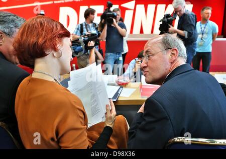 La parte sinistra di presidenti Bernd Riexinger (l-R) e Katja Kipping parla con il gruppo parlamentare presidente Gregor Gysi prima dell'inizio della festa federale Convenzione di Dresda, in Germania, il 14 giugno 2013. La parte sinistra si sta preparando per la sua campagna elettorale per le prossime elezioni in Germania. Foto: Jan Woitas Foto Stock