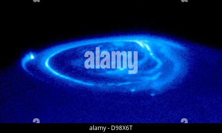 Telescopio Spaziale Hubble, ultravioletto immagine di un colore blu elettrico aurora incandescente sul pianeta gigante Giove. Auroras tende sono Foto Stock