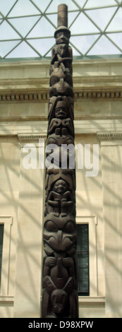 Casa polo frontale, Haida, British Columbia, Canada, 1850 circa. Il cedro rosso del legno. Questo misuratore 11 pole è stato originariamente stabilito nella parte anteriore di oca o di Bear House nel villaggio di Kayang, su Masset ingresso. È stato acquistato dal Chief Wiah di Massett nel 1903. A quel tempo il borgo di Kayang era già stato abbandonato dopo la comunità locale è stato devastato da epidemie di malattie introdotte. Foto Stock