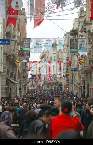Affollata strada Istiklal con turisti in Istanbul Foto Stock