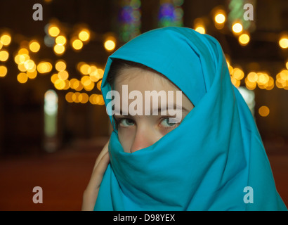 Teen ragazzina musulmana coperto con il hijab a una moschea Foto Stock
