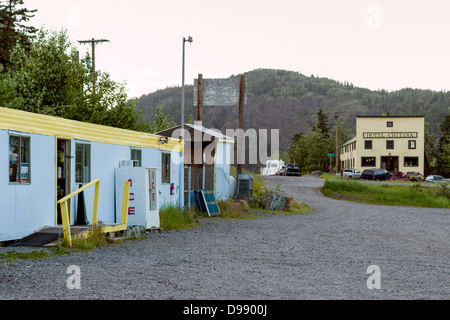 Convertito mobile home, chitina One Stop minimarket, piccola e remota città di chitina, Alaska, STATI UNITI D'AMERICA Foto Stock