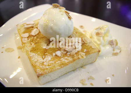 Latte gelati su pane tostato con sciroppo di miele Foto Stock