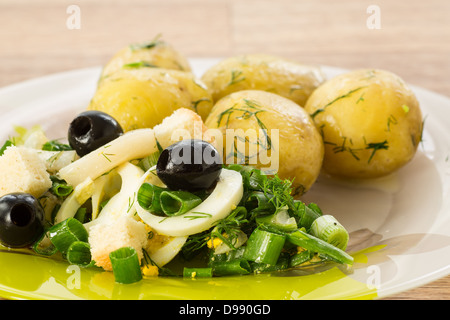 Giovani patate bollite con aneto e insalata fresca Foto Stock