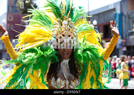 Una ballerina di Samba dal Brasile alla sfilata di Carnevale nel quartiere di missione di San Francisco, California, Stati Uniti d'America Foto Stock