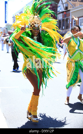 Una ballerina di Samba dal Brasile alla sfilata di Carnevale nel quartiere di missione di San Francisco, California, Stati Uniti d'America Foto Stock