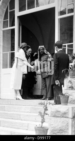 L'emiro Abdullah di Transgiordania sulla scalinata del Palazzo del Governo, Gerusalemme, 1921, stringono le mani con la signora Churchill Winston Churchill in piedi accanto a sua moglie. Foto Stock