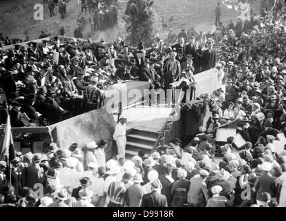 Chaim Weizmann (1874-1952), leader sionista, parlando alla Hebrew University di Gerusalemme, Palestina, 1925. Più tardi divenne il primo Presidente dello Stato di Israele. Scienziato ebreo farmacia Foto Stock