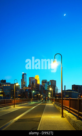 Il centro di Minneapolis, Minnesota di notte tempo visto come dal famoso arco in pietra bridge