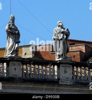 Lo stile barocco sculture in Vaticano Museo Giardini; Roma. Il papa Giulio II fondò i musei all'inizio del XVI secolo. Foto Stock