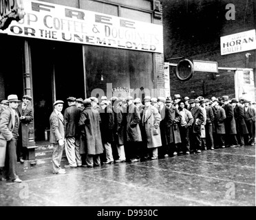 Gli uomini disoccupati in coda al di fuori di una mensa di New York, c1930, durante la Grande Depressione. Foto Stock