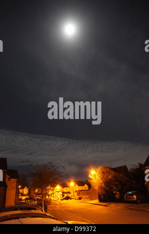Inverno di luna appesa sopra case di città in Faringdon, Oxfordshire, illuminate dai lampioni Foto Stock Inverno di luna appesa sopra case di città in Faringdon, Oxfordshire, illuminate dai lampioni Foto Stock