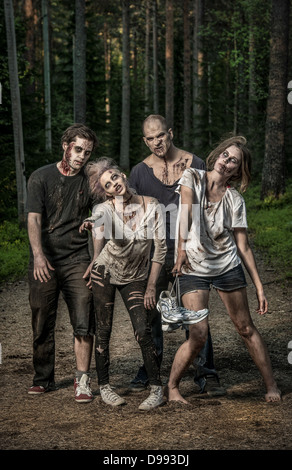 Un gruppo di zombie spaventoso Foto Stock