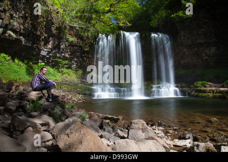 Sgwd yr Eira cascata, su quattro cade trail, Brecon Beacons, Galles, vicino Ystadfellte. In grado di camminare dietro facilmente. Foto Stock