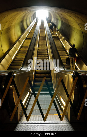 WASHINGTON DC, Stati Uniti — Una scala mobile della metropolitana di Washington DC è fuori servizio . . . di nuovo . . . e barricato per impedire ai passeggeri di usare la fila centrale. In cima si trova la luce del giorno all'ingresso della stazione. Foto Stock