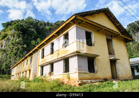 VIENG XAI, Laos — Un edificio della scuola elementare presso le grotte ospedaliere delle grotte Pathet Lao a Vieng Xai, provincia di Houaphanh, è stato utilizzato come struttura medica durante la guerra del Vietnam, fornendo rifugio e assistenza ai combattenti Pathet Lao. Queste grotte, parte di una più ampia rete di grotte, sono un sito storico significativo, che riflette la resilienza e l'ingegno del movimento rivoluzionario Pathet Lao. Foto Stock