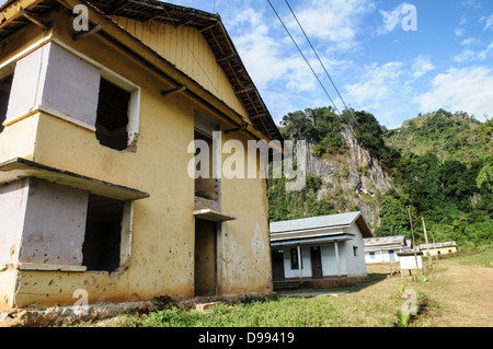 VIENG XAI, Laos — Un edificio della scuola elementare presso le grotte ospedaliere delle grotte Pathet Lao a Vieng Xai, provincia di Houaphanh, è stato utilizzato come struttura medica durante la guerra del Vietnam, fornendo rifugio e assistenza ai combattenti Pathet Lao. Queste grotte, parte di una più ampia rete di grotte, sono un sito storico significativo, che riflette la resilienza e l'ingegno del movimento rivoluzionario Pathet Lao. Foto Stock