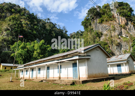 VIENG XAI, Laos — le grotte ospedaliere delle grotte di Pathet Lao a Vieng Xai, provincia di Houaphanh. Queste grotte, utilizzate come struttura medica durante la guerra del Vietnam, fornirono rifugio e cure ai combattenti Pathet Lao. La rete di grotte è un sito storico significativo, che riflette la resilienza e l'ingegno del movimento rivoluzionario. Foto Stock