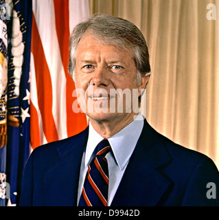 James Earl "" Jimmy Carter Jr. (nato 1924) il trentanovesimo Presidente degli Stati Uniti dal 1977 al 1981. Il governatore della Georgia 1971-1975. Testa e spalle verticale con stelle e strisce in background. Uomo politico americano democratici Foto Stock