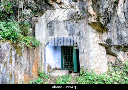 VIENG XAI, Laos — le grotte ospedaliere delle grotte di Pathet Lao a Vieng Xai, provincia di Houaphanh. Queste grotte, utilizzate come struttura medica durante la guerra del Vietnam, fornirono rifugio e cure ai combattenti Pathet Lao. La rete di grotte è un sito storico significativo, che riflette la resilienza e l'ingegno del movimento rivoluzionario. Foto Stock