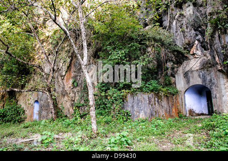 VIENG XAI, Laos — le grotte ospedaliere delle grotte di Pathet Lao a Vieng Xai, provincia di Houaphanh. Queste grotte, utilizzate come struttura medica durante la guerra del Vietnam, fornirono rifugio e cure ai combattenti Pathet Lao. La rete di grotte è un sito storico significativo, che riflette la resilienza e l'ingegno del movimento rivoluzionario. Foto Stock