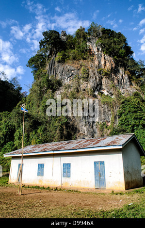 VIENG XAI, Laos — le grotte ospedaliere delle grotte di Pathet Lao a Vieng Xai, provincia di Houaphanh. Queste grotte, utilizzate come struttura medica durante la guerra del Vietnam, fornirono rifugio e cure ai combattenti Pathet Lao. La rete di grotte è un sito storico significativo, che riflette la resilienza e l'ingegno del movimento rivoluzionario. Foto Stock