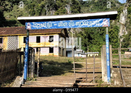 VIENG XAI, Laos — Un edificio della scuola elementare presso le grotte ospedaliere delle grotte Pathet Lao a Vieng Xai, provincia di Houaphanh, è stato utilizzato come struttura medica durante la guerra del Vietnam, fornendo rifugio e assistenza ai combattenti Pathet Lao. Queste grotte, parte di una più ampia rete di grotte, sono un sito storico significativo, che riflette la resilienza e l'ingegno del movimento rivoluzionario Pathet Lao. Foto Stock