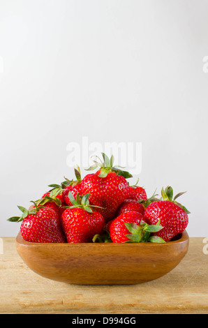 Le fragole in un recipiente di legno Foto Stock
