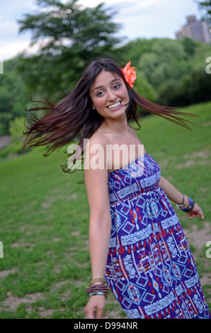 Attraente giovane razza mista donna nel Central Park di New York City Foto Stock