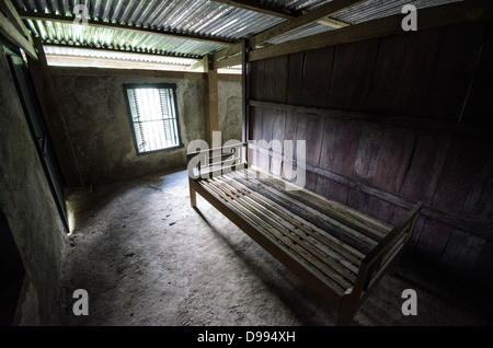 VIENG XAI, Laos - l'interno degli alloggi all'interno del complesso rupestre di Pathet Lao mostra le strutture sotterranee utilizzate durante la seconda guerra d'Indocina. Le grotte di Vieng Xai servirono come quartier generale e base residenziale per le forze comuniste Pathet Lao dal 1964 al 1973 durante il loro conflitto contro il governo reale del Laos. La vasta rete di grotte ospitava leader politici, comandanti militari e le loro famiglie in una città nascosta scavata nel paesaggio carsico di pietra calcarea. Le grotte contenevano sale riunioni, uffici, alloggi, ospedali, scuole, e anche un teatro, supportando t Foto Stock