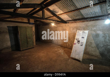 VIENG XAI, Laos - l'interno degli alloggi all'interno del complesso rupestre di Pathet Lao mostra le strutture sotterranee utilizzate durante la seconda guerra d'Indocina. Le grotte di Vieng Xai servirono come quartier generale e base residenziale per le forze comuniste Pathet Lao dal 1964 al 1973 durante il loro conflitto contro il governo reale del Laos. La vasta rete di grotte ospitava leader politici, comandanti militari e le loro famiglie in una città nascosta scavata nel paesaggio carsico di pietra calcarea. Le grotte contenevano sale riunioni, uffici, alloggi, ospedali, scuole, e anche un teatro, supportando t Foto Stock