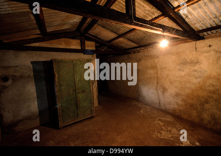 VIENG XAI, Laos - l'interno degli alloggi all'interno del complesso rupestre di Pathet Lao mostra le strutture sotterranee utilizzate durante la seconda guerra d'Indocina. Le grotte di Vieng Xai servirono come quartier generale e base residenziale per le forze comuniste Pathet Lao dal 1964 al 1973 durante il loro conflitto contro il governo reale del Laos. La vasta rete di grotte ospitava leader politici, comandanti militari e le loro famiglie in una città nascosta scavata nel paesaggio carsico di pietra calcarea. Le grotte contenevano sale riunioni, uffici, alloggi, ospedali, scuole, e anche un teatro, supportando t Foto Stock