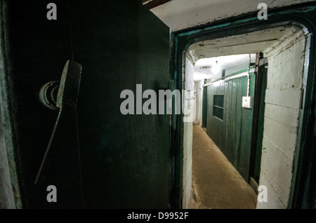 VIENG XAI, Laos — un'area di pronto soccorso con porte in acciaio pesante e speciali macchinari di ventilazione nelle grotte Pathet Lao di Vieng Xai nella provincia di Houaphanh nel Laos nord-orientale. Il Pathet Lao, il movimento politico comunista e l'organizzazione che alla fine prese il controllo del Laos, utilizzò queste grotte calcaree naturali come quartier generale e rifugio durante la guerra segreta dal 1964 al 1973. Il complesso delle grotte serviva come città sotterranea dove la leadership di Pathet Lao, incluso il futuro primo ministro Kaysone Phomvihane, viveva e operava evitando i continui bombardamenti americani durante il vi Foto Stock