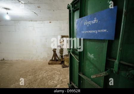 VIENG XAI, Laos — un'area di pronto soccorso con porte in acciaio pesante e speciali macchinari di ventilazione nelle grotte Pathet Lao di Vieng Xai nella provincia di Houaphanh nel Laos nord-orientale. Il Pathet Lao, il movimento politico comunista e l'organizzazione che alla fine prese il controllo del Laos, utilizzò queste grotte calcaree naturali come quartier generale e rifugio durante la guerra segreta dal 1964 al 1973. Il complesso delle grotte serviva come città sotterranea dove la leadership di Pathet Lao, incluso il futuro primo ministro Kaysone Phomvihane, viveva e operava evitando i continui bombardamenti americani durante il vi Foto Stock