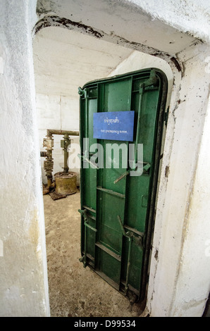 VIENG XAI, Laos — un'area di pronto soccorso con porte in acciaio pesante e speciali macchinari di ventilazione nelle grotte Pathet Lao di Vieng Xai nella provincia di Houaphanh nel Laos nord-orientale. Il Pathet Lao, il movimento politico comunista e l'organizzazione che alla fine prese il controllo del Laos, utilizzò queste grotte calcaree naturali come quartier generale e rifugio durante la guerra segreta dal 1964 al 1973. Il complesso delle grotte serviva come città sotterranea dove la leadership di Pathet Lao, incluso il futuro primo ministro Kaysone Phomvihane, viveva e operava evitando i continui bombardamenti americani durante il vi Foto Stock