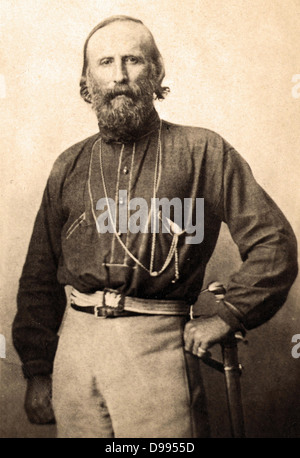 Giuseppe Garibaldi (1807-1882)a Napoli, Italia, 1861. Soldato italiano, nazionalista e politico. Tre quarti ritratto in piedi rivolto verso la parte anteriore. Foto Stock