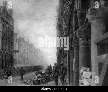 Le truppe britanniche di anticipo in un filo-aggrovigliato street in Arras durante la grande battaglia di aprile. La prima guerra mondiale Foto Stock