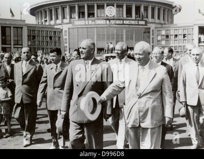 Il rumeno leader comunista Gheorghe Gheorghiu-Dej (bancata anteriore, sinistra) vedendo off leader sovietico Nikita Khrushchev (bancata anteriore, destra) dopo la chiusura del partito comunista rumeno il VII Congresso 1959 a Bucarest Baneasa Aeroporto. L'immagine mostra anche Gheorghiu-Dej suo successore, Nicolae Ceausescu in seconda fila, a Gheorghiu-Dej della sinistra). Foto Stock