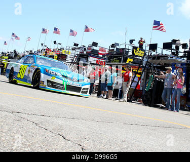 Brooklyn Michigan, MI, Stati Uniti d'America. 14 Giugno, 2013. Sprint Cup Series conducente David Stremme (30) comanda ai box prima di pratica presso la NASCAR Sprint Cup Series 45th annuale prestiti Quicken 400 a Michigan International Speedway su Giugno 14, 2013 a Brooklyn, Michigan. Tom Turrill/CSM Credito: csm/Alamy Live News Foto Stock