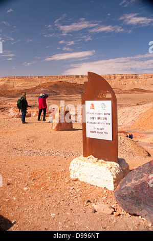 Fotografo sul bordo del cratere di Ramon a Makhtest Ramon Riserva Naturale, Israele Foto Stock