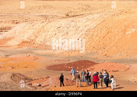 I turisti si prepara a camminare lungo il sentiero di Ramon cratere a Makhtest Ramon Riserva Naturale, Israele Foto Stock