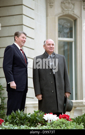 Leader sovietico Mikhail Gorbaciov e il presidente statunitense Ronald Reagan al vertice di Ginevra 1985 Foto Stock